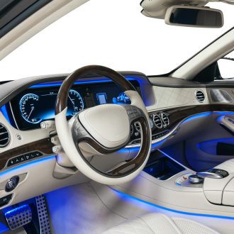 Interni auto con decorazioni in legno e pelle e luce ambientale blu